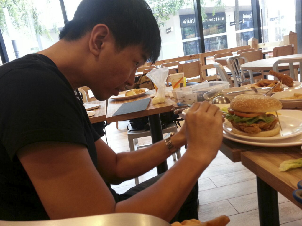 Man styling a burger